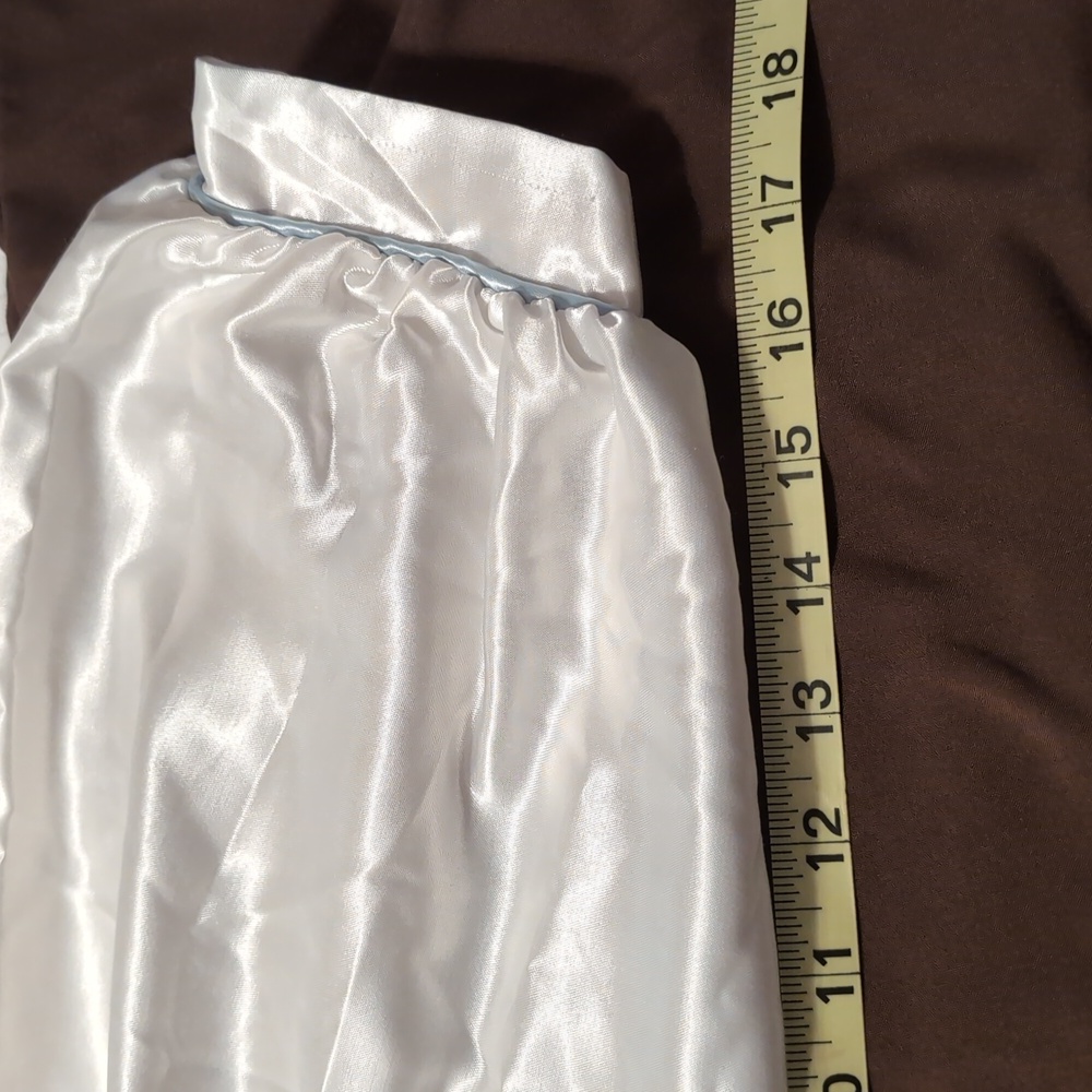 Elegant White Satin Nightgown - Picture 6 of 11
